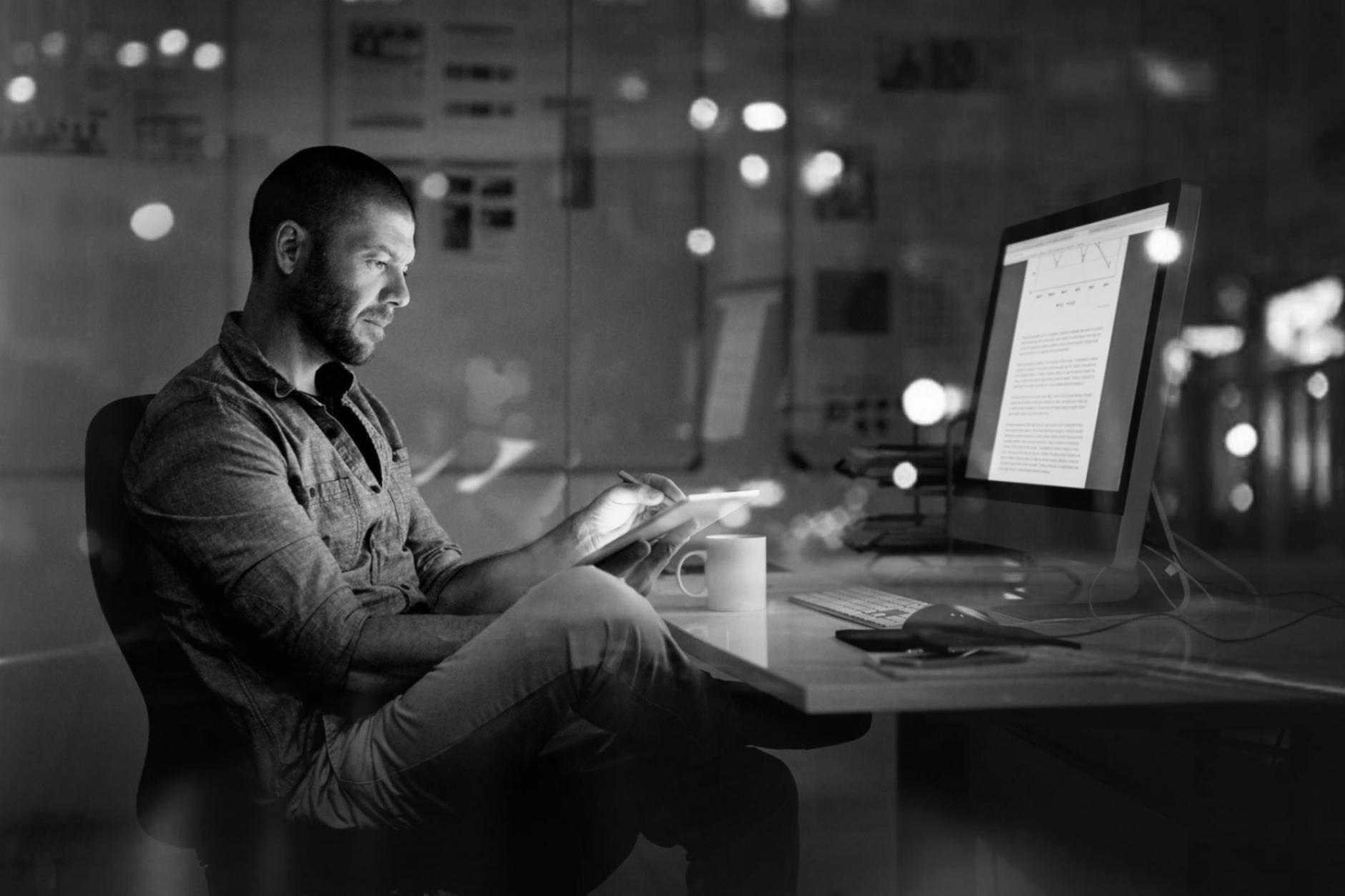 Personne travaillant sur son budget avec des documents financiers